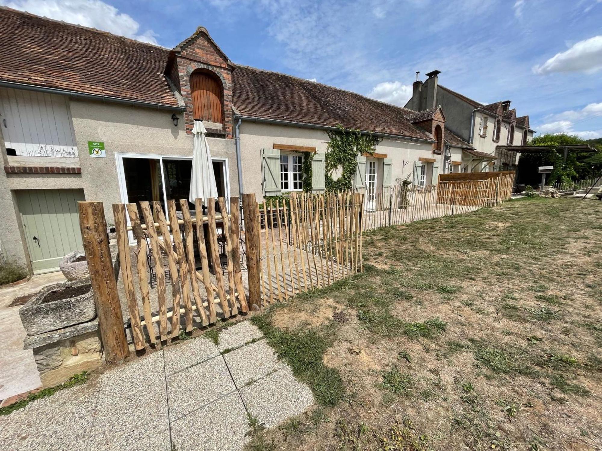 Le Gite De Gaia Hotel Villemer  ภายนอก รูปภาพ